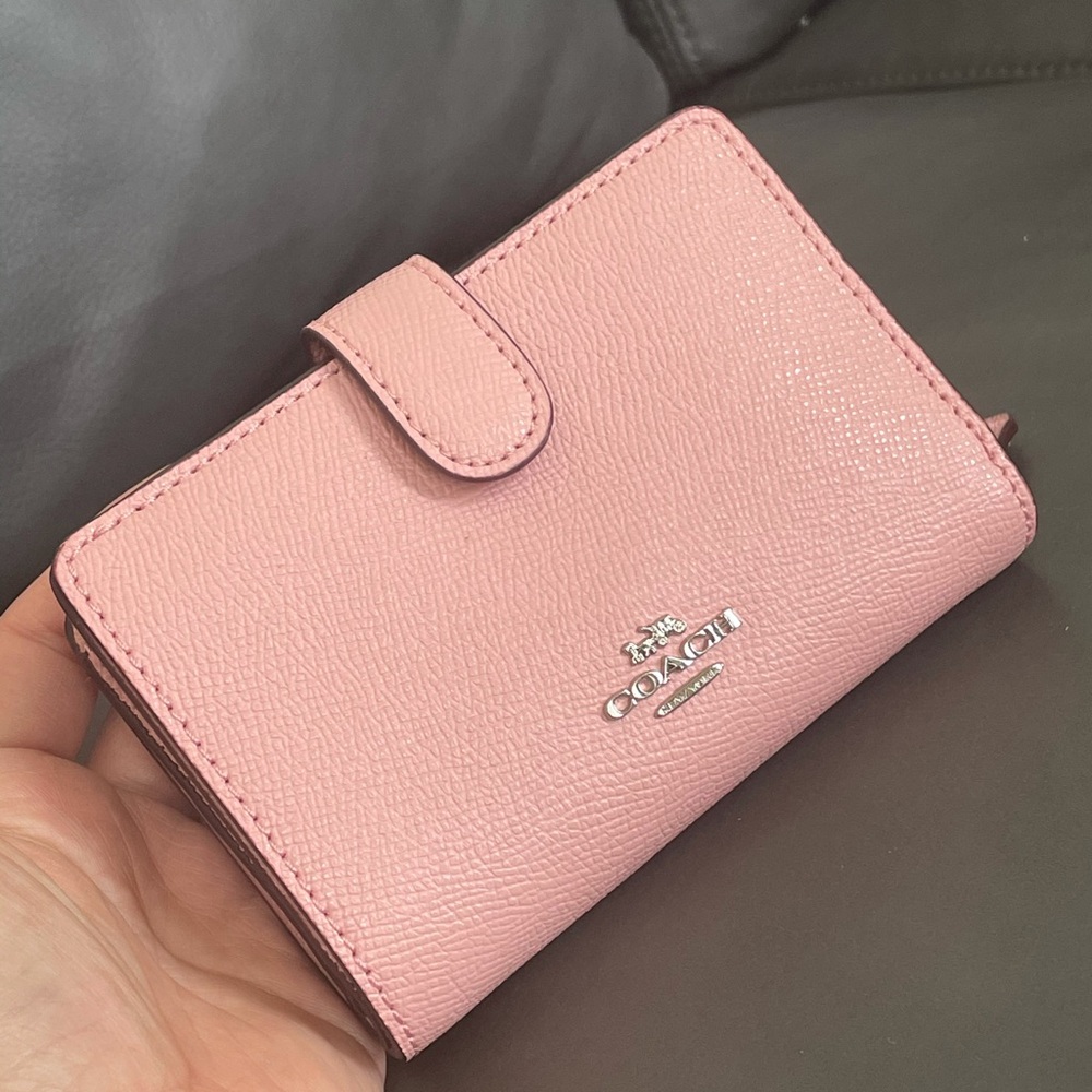 NWOT!COACH MEDIUM CORNER ZIP WALLET(COACH 11484)IM/CANDY PINK - Picture 1 of 5